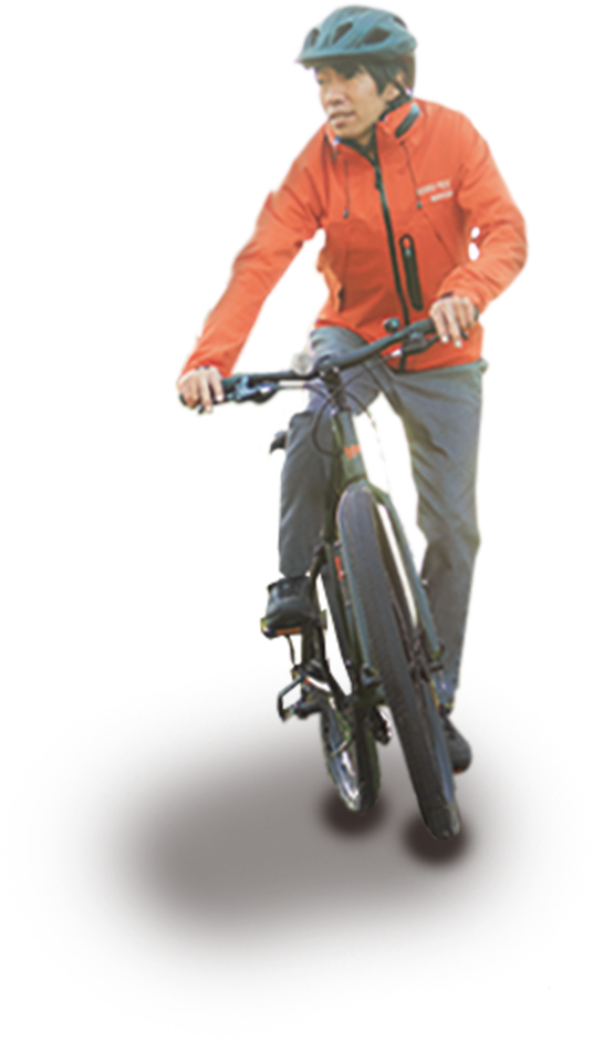 山を自転車で下る若者